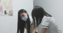 按摩店里黑丝女技师 加钱才给