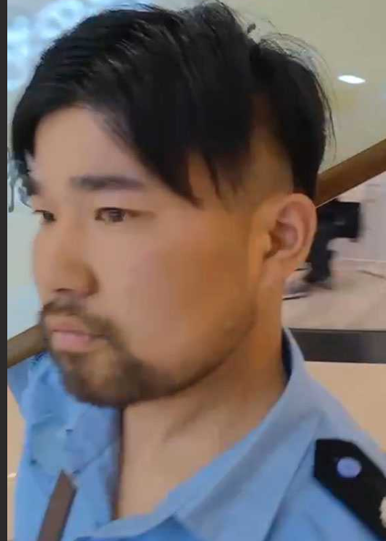 江苏某商场 一男子手持牌匾写着只喝娃哈哈蹭热度！实在是令人作呕了！