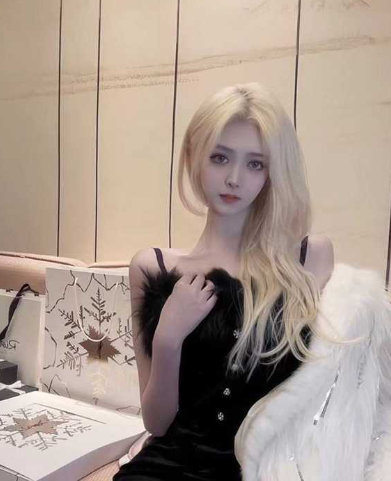 高颜值极品萝莉 身穿女仆装渔网袜