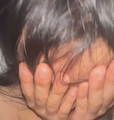 纹身社会男酒店极品小萝莉 娇小身躯被压在