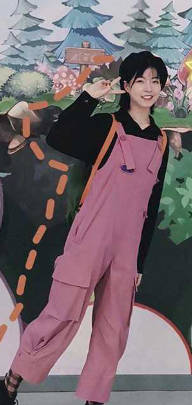 在学校非常清纯文静的反差学妹 在床上