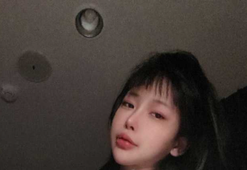喵喵队立大功！极品美女在家道具 引得宠物猫咪不停凑近闻