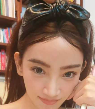 主持人马卉直播时疑现1照 全国少儿春晚主持人 演员马卉抖音直播翻看自己手机相册时翻车