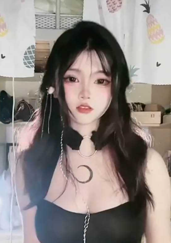 主播前妻工作室 靠极限擦边火起来的女主
