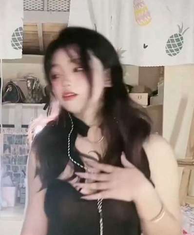 主播前妻工作室 靠极限擦边火起来的女主