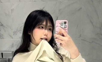 热爱角色扮演的清纯美女 吴莉尹
