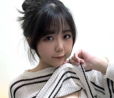 热爱角色扮演的清纯美女 吴莉尹