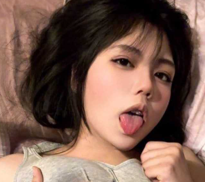 热爱角色扮演的清纯美女 吴莉尹