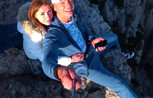 欧美情侣登顶艾佩特里峰 挑战火爆全网