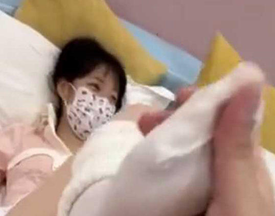 自己性感表妹 让她穿着闺蜜的衣服
