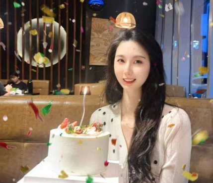 顶级身材高颜值眼镜美少女