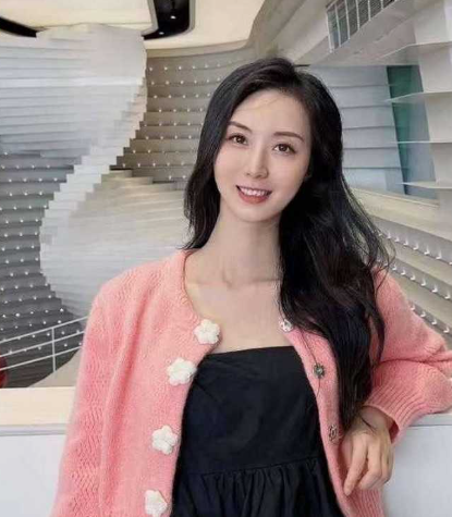 顶级身材高颜值眼镜美少女
