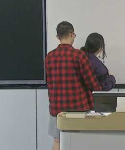 浙江大学教室门！清纯学妹被男友在教室扒