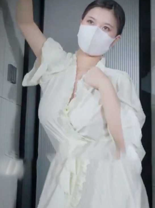 抖音神曲凤舞九天开关灯变装