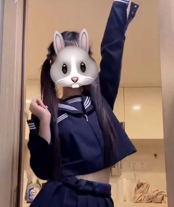 抖音神曲凤舞九天开关灯变装