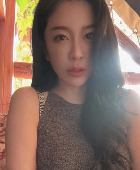 上海静安 高颜值1女花共侍一夫视频曝光 妈妈40岁少儿节目主持人 女儿20岁专业舞蹈生 少女与少妇你更喜欢谁呢？