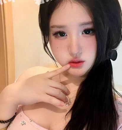 童颜巨反差费炫斐 99年出生的高颜值美少女