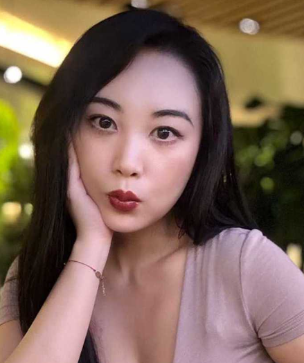 某公司第一美女郑敏姗背地