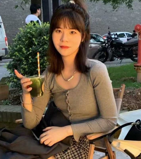 单位小领导酒店规则高挑美女同事