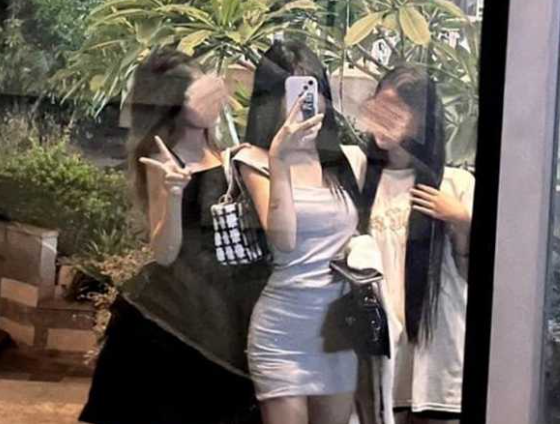海角成功拿下姐姐小闺蜜 读技校护理专业的大眼睛美眉