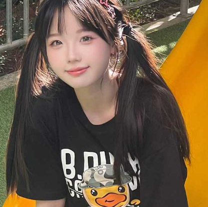 海角清纯表妹被表哥骗到电玩店包房里