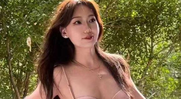 新东方女老师李雯 高颜值性感 私生活混乱脚踏多条船 背着男友和学生