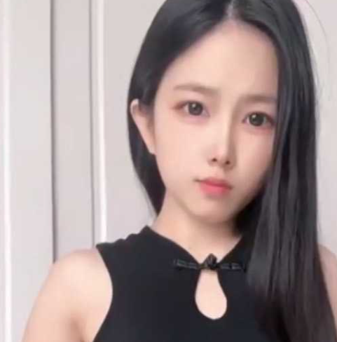 快手高颜值网红旺仔旺旺旺 定制拍流出 纤细身材性感美腿