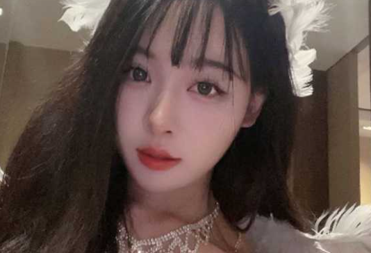 带性感女同事出差 为省钱开双床房 性感黑丝包臀裙