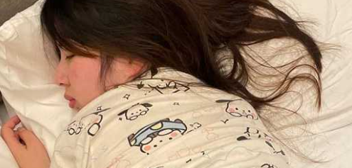 带性感女同事出差 为省钱开双床房 性感黑丝包臀裙