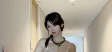 台湾极品身材嫩模 就是阿朱啊 为寻刺激在走廊里