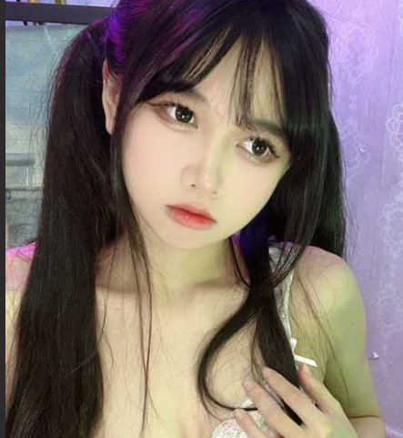抖音虎牙福利姬美女主播 穿泡鹅粉渐变袜秀玉足