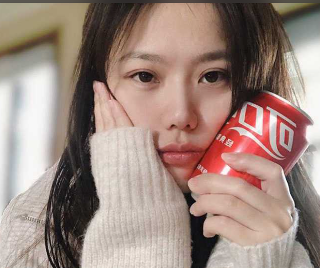 微博露脸女反差1美枝 从露腿露胸福利姬到金主
