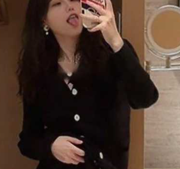 微博露脸女反差1美枝 从露腿露胸福利姬到金主