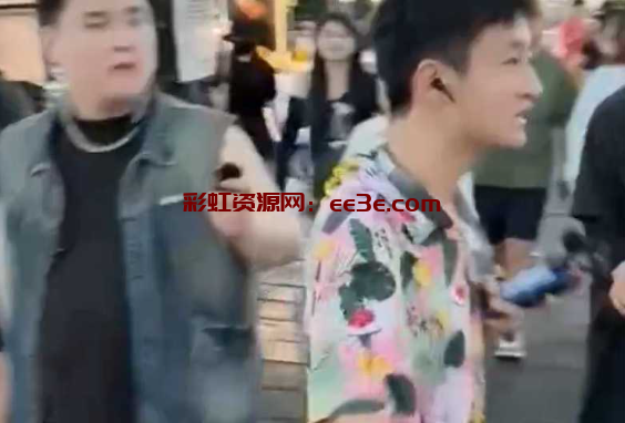 快手网红祁天道 在三亚户外直播时 街边用竹签捅少女屁股