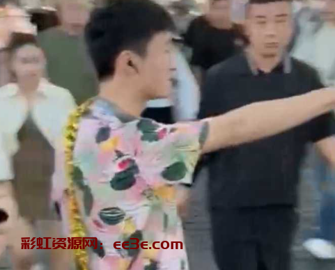 快手网红祁天道 在三亚户外直播时 街边用竹签捅少女屁股