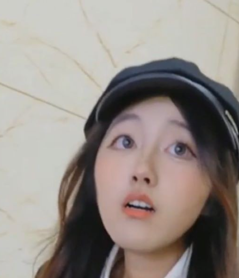 高质量厕所美女 每一个都颜值超高 甚至还用灯光照射