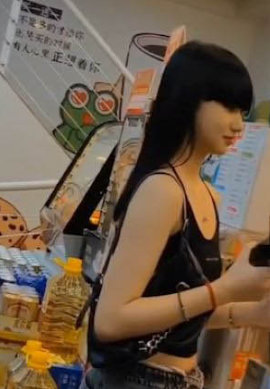高质量厕所美女 每一个都颜值超高 甚至还用灯光照射