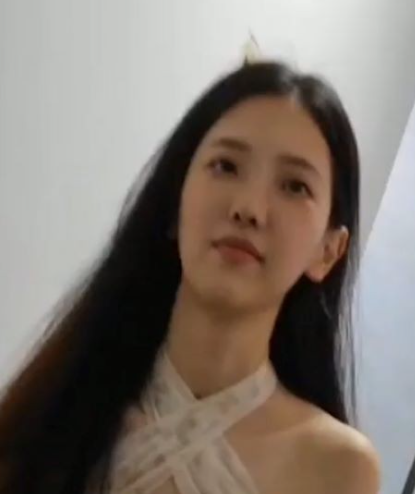 高质量厕所美女 每一个都颜值超高 甚至还用灯光照射