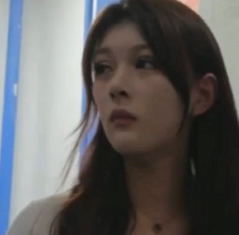 高质量厕所美女 每一个都颜值超高 甚至还用灯光照射