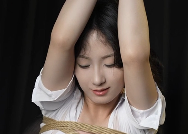 绝美人妖 小埃 被主人捆绑玩弄 竹竿吊绳尽显凄美画面
