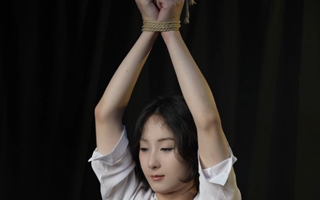 绝美人妖 小埃 被主人捆绑玩弄 竹竿吊绳尽显凄美画面