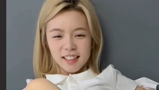 印象足拍徒弟版之超美清纯学妹 白皙美腿粉嫩玉足