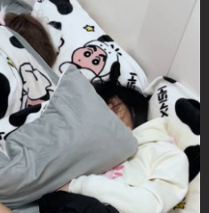 我是奶气草莓 女儿闺蜜被迷晕 女儿琪琪在旁边睡