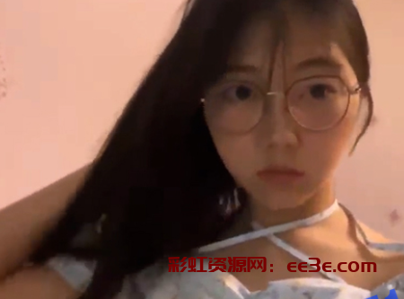 承德医学院眼镜 郭嘉彤 给友发视频惨遭曝光 出租屋内被