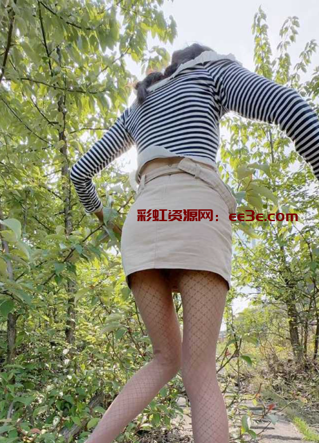 原创小姨子的秘密 高速公路旁给过路司机看 车来车往太刺激