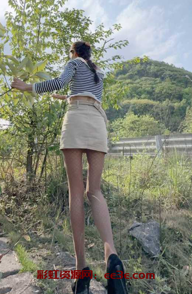原创小姨子的秘密 高速公路旁给过路司机看 车来车往太刺激